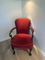 Fauteuil ancien en velours bordeaux. 