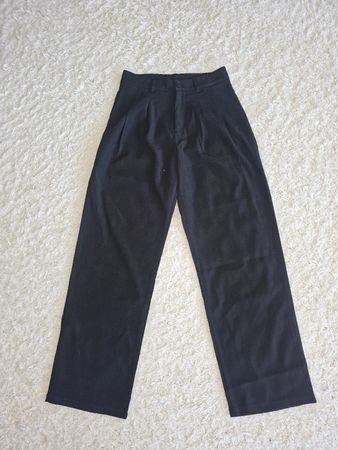 Damenhose mit weitem Bein – elegant & neu