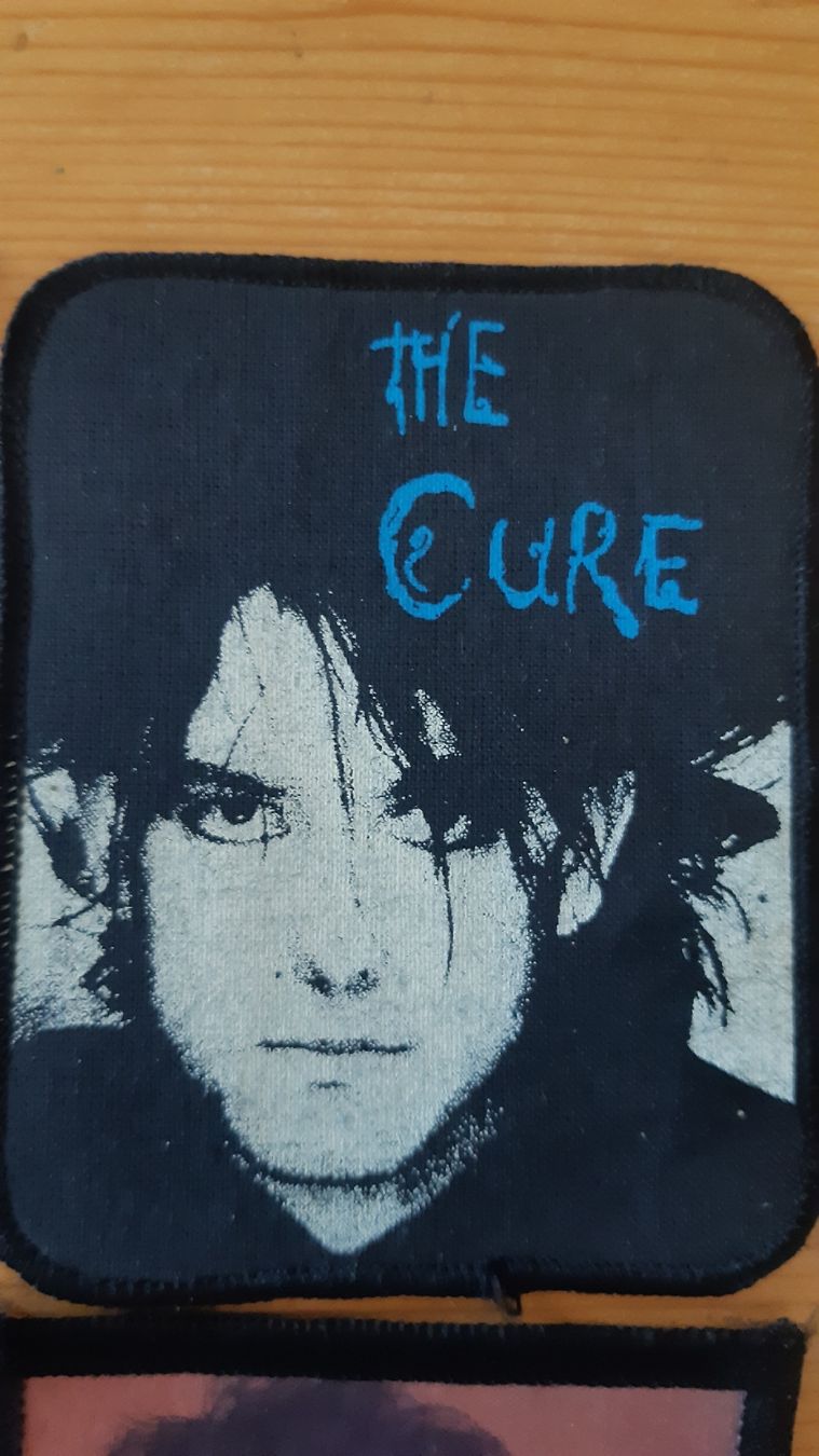 Toppe: 4 Flicken The Cure mit Robert Smith  – Nuovo (secondo la descrizione) da Oey venduto da Parkplatzbrocki 2
