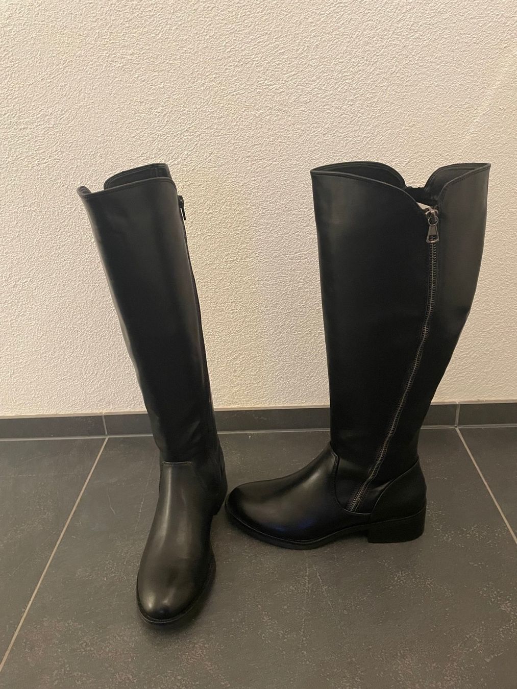 Scarpe da donna: Neuer eleganter schwarzer Stiefel, Grösse 39 – Usato da Niederweningen venduto da sho_mb8y