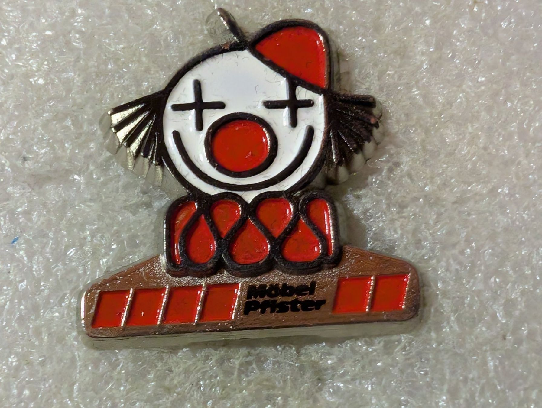 Placchette & Badge: Ansteckpin 97: Möbel Pfister – Usato da Oppligen venduto da Pin-Fall-Shop