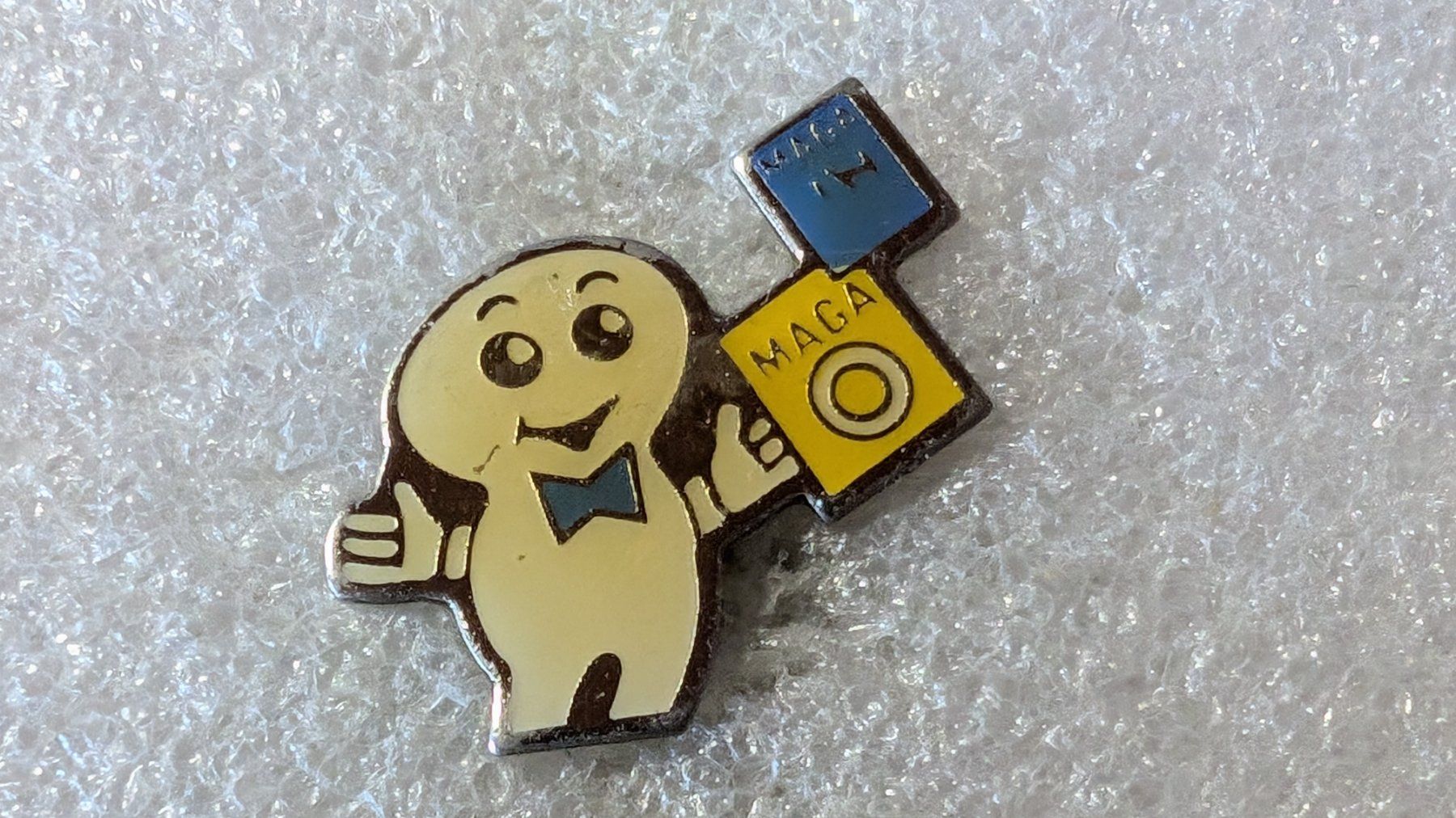 Plaketten & Abzeichen: Ansteckpin 212: Maga Bio – Gebraucht aus Oppligen von Pin-Fall-Shop