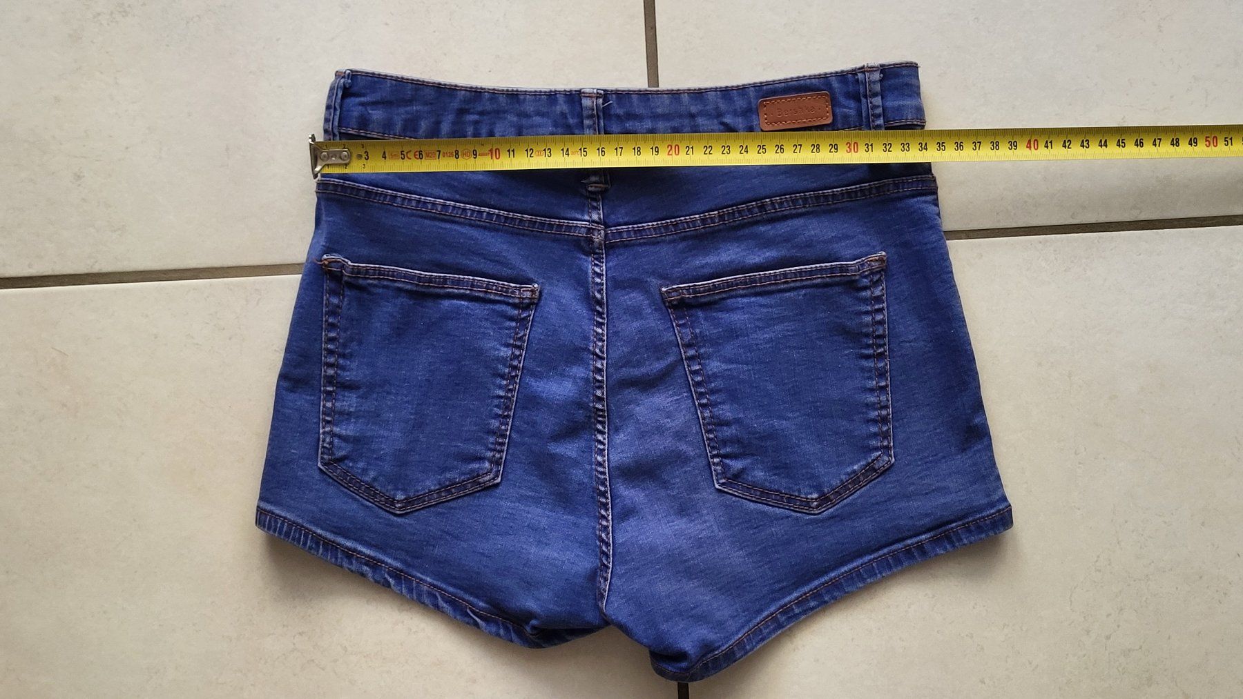 Bershka Pantaloni: Shorts Bershka Grösse 36 – Usato da Konolfingen venduto da Chonu 1
