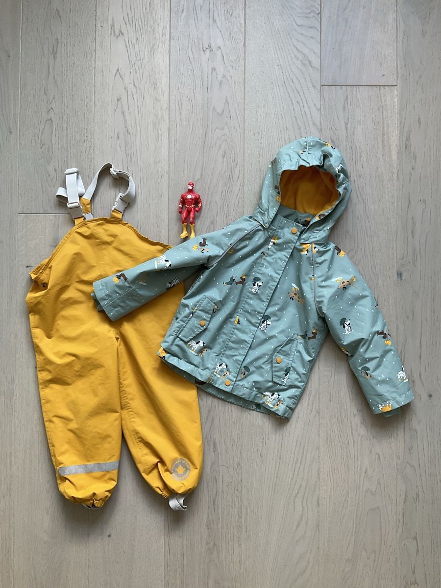 Ensembles coordonnés: Regenhose und Jacke gr 104 – D'occasion à Zürich par TheShips