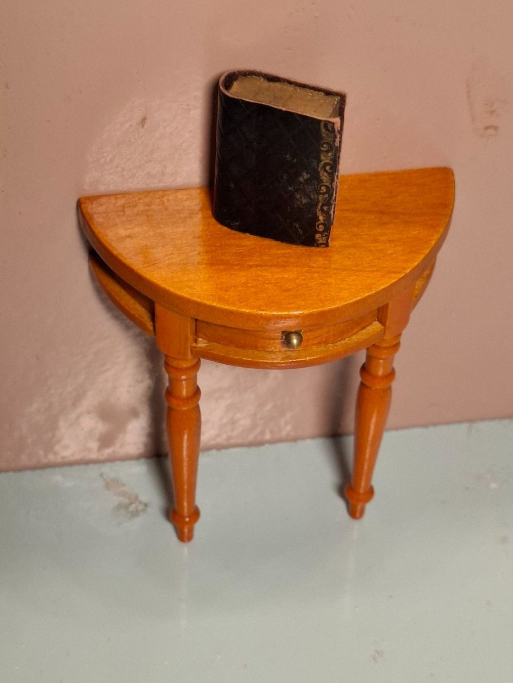 Case e mobili per bambole: Miniatur Tisch mit Buch, Handarbeit, wahrsch. Reutter – Usato da Schlieren venduto da Svenja7 2