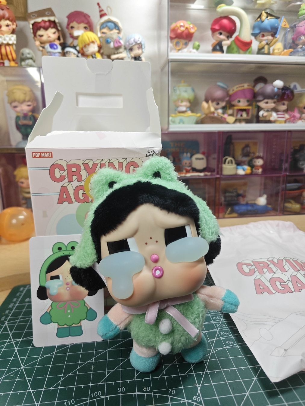 Pop Mart Statuette: Pop Mart Crybaby Crying Again - What A Frog – Nuovo (secondo la descrizione) da Horw venduto da aquarellmmm2024