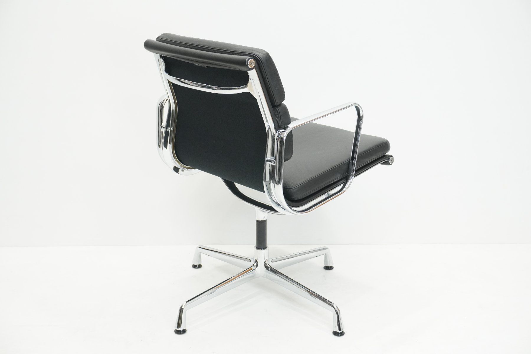Vitra Sedie: Original Vitra Eames Soft Pad EA208 Leder nero neuwertig – Usato da Bad Zurzach venduto da QLASSIQ 5
