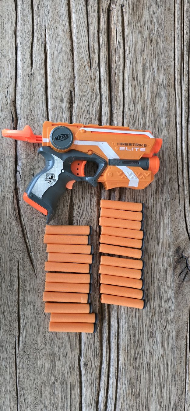 Nerf Giocattoli: Nerf Elite Firestrike Pistole mit Darts. – Usato da Schafisheim venduto da LittleZwerg