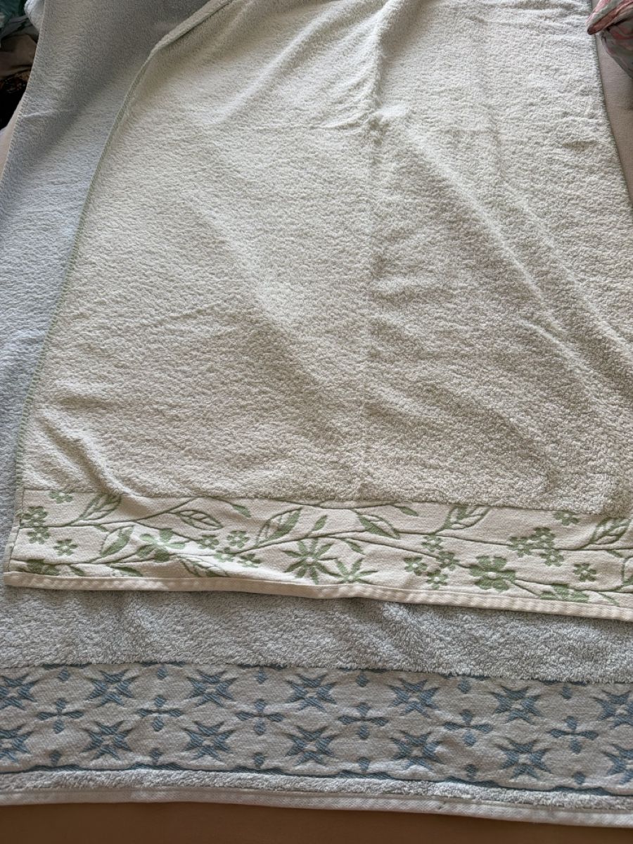 Serviettes de bain: 2 Duschtücher Frottee 137 x 75 – D'occasion à Niederwangen BE par Diva_74 1