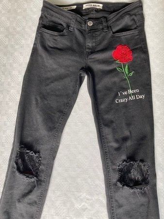 1 Damen-Jeans, Gr. 34, schwarz+Rosen