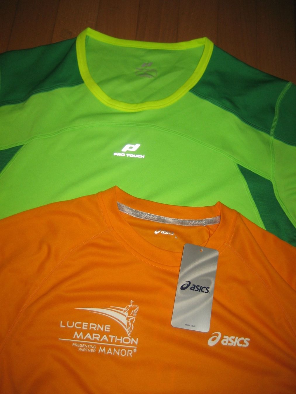 Canottiere & Pantaloni: Trainingsshirts neu – Nuovo (secondo la descrizione) da Unterengstringen venduto da Olifant4 1