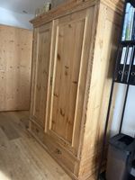 Massiver Tannenholzschrank – charaktervolles Einzelstüc