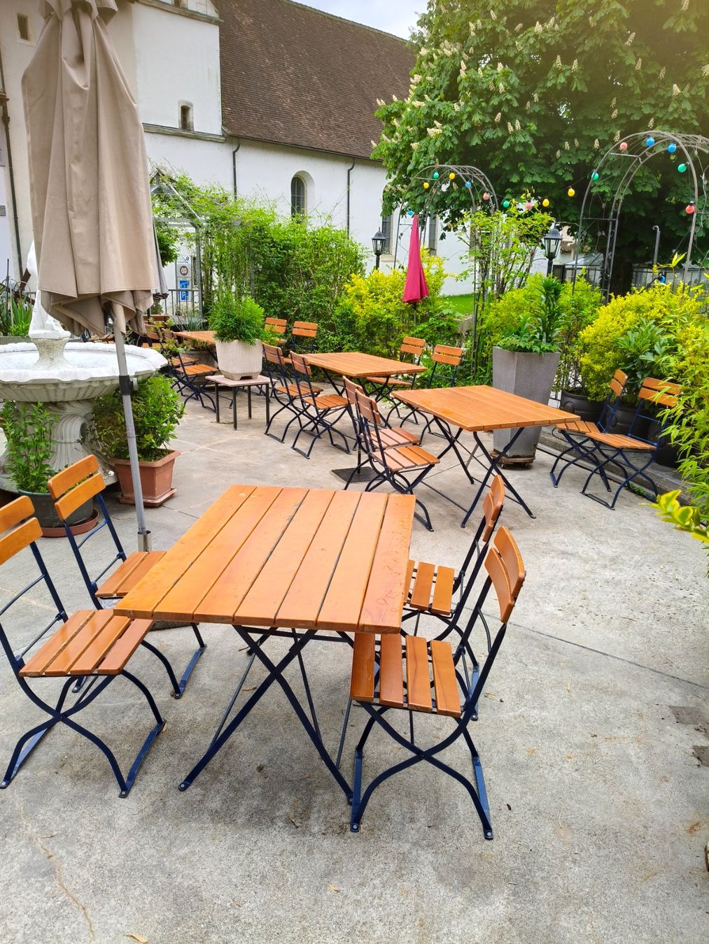 Set di tavolo e panche: Biergarten Tisch mit 4 Stühle – Usato da Zwingen venduto da inf_2blh