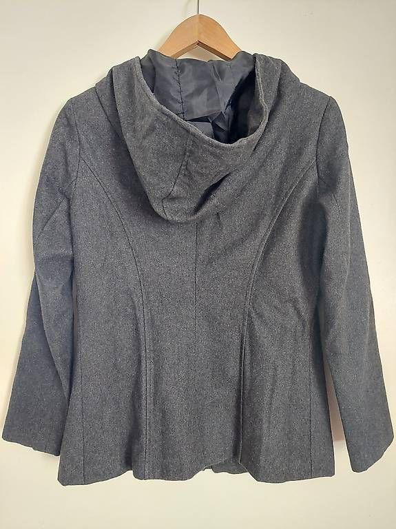 Giacche: Graue Jacke mit Kapuze – Usato da Gossau SG venduto da sus_bkb7 1