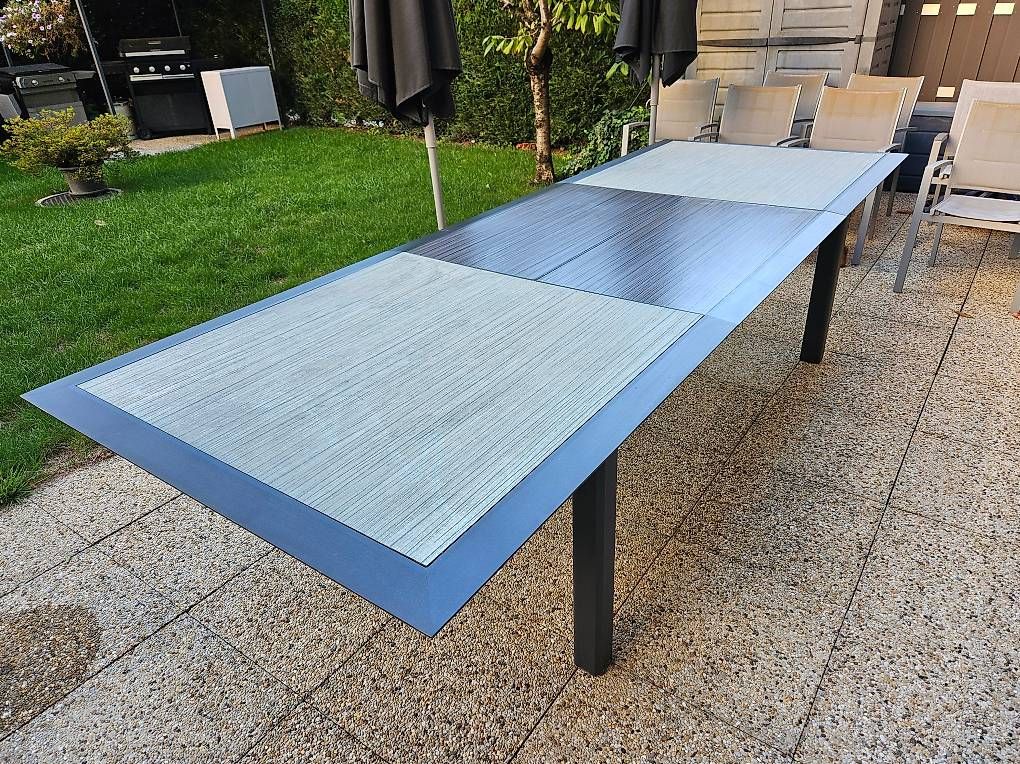 Set di tavolo e panche: Grande table de jardin avec chaises – Usato da Onex venduto da Rduquette 1