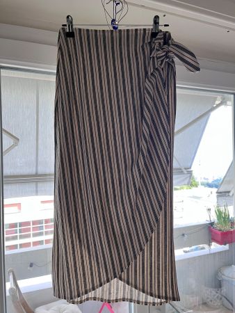 Jupe mi-longue rayée beige et noire H&M T.S
