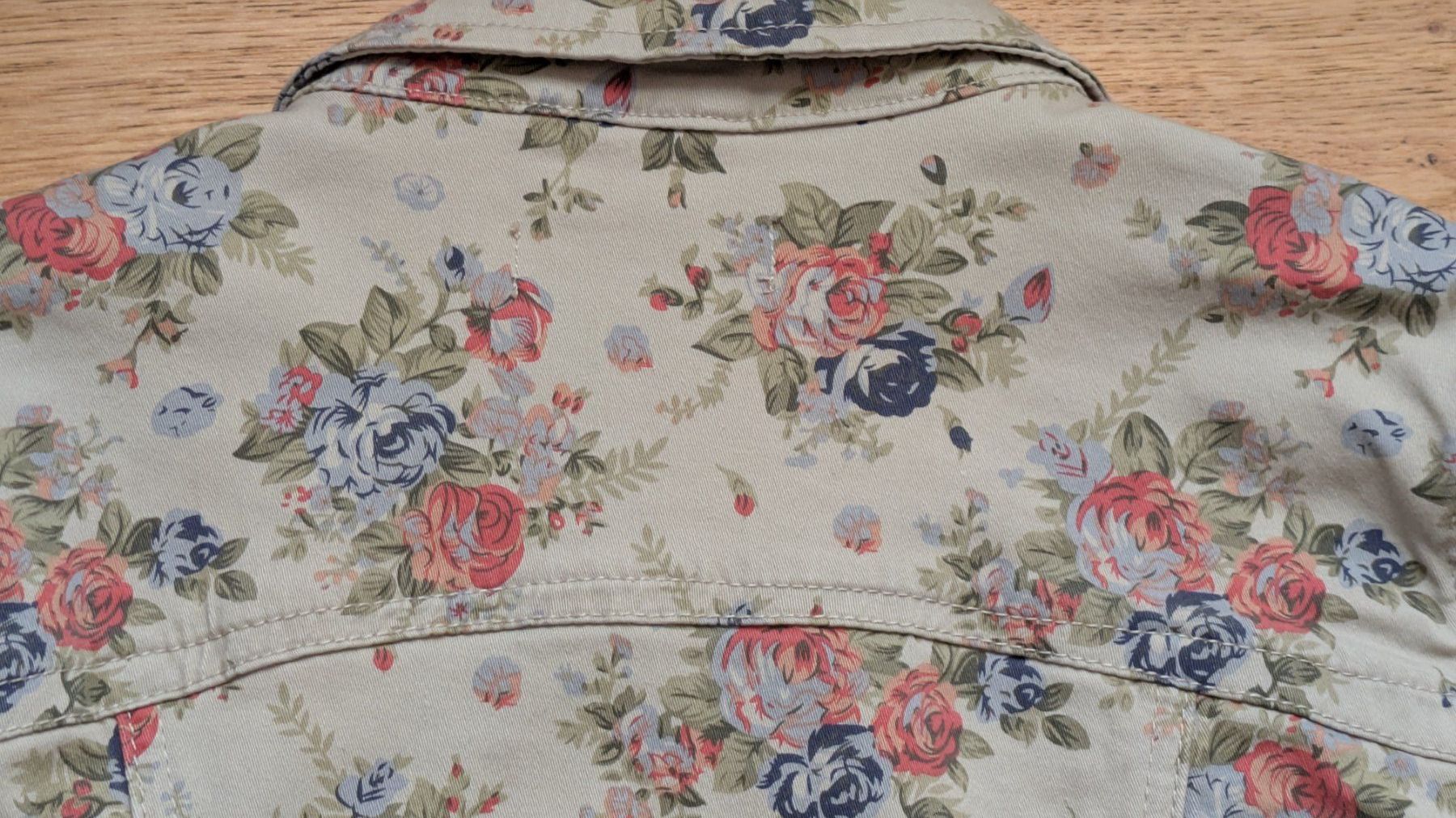 Giacche: Jeansjacke mit Rosenmuster – Usato da Frutigen venduto da Pixele10 2