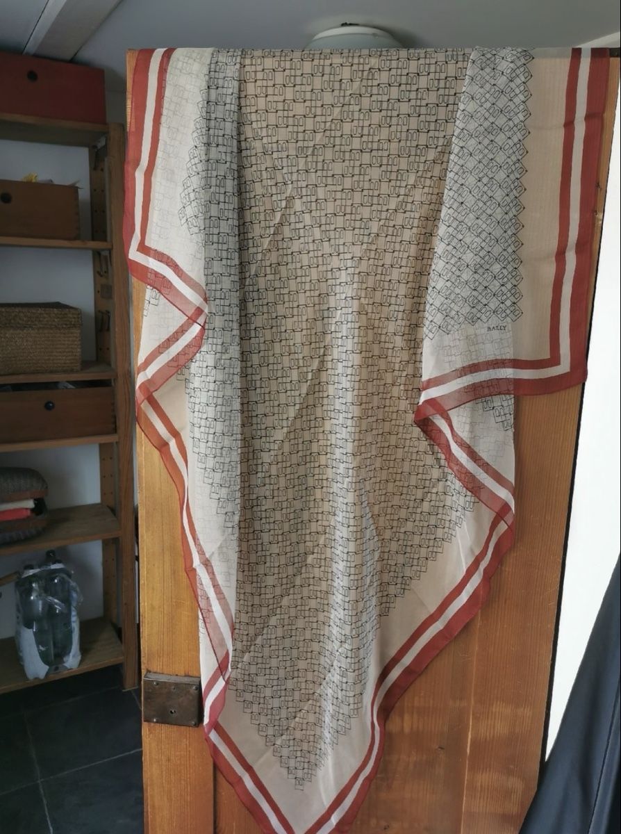 Bally Foulard & Sciarpe: Scarf Bally beige and red pattern, fine garment – Usato da Küsnacht ZH venduto da ben_52mn 3