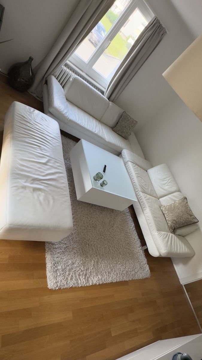 Sofas: Hochwertige Leder-Wohnzimmergruppe & Hocker – D'occasion à Tann par rokimark 1
