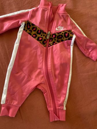 NEUGEBORENE BABY NIKE STRAMPLER Gr.50/56