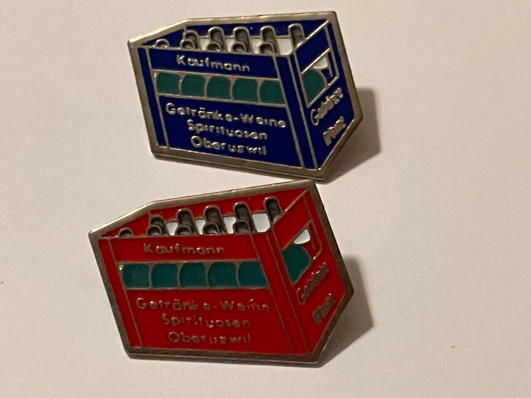 Placchette & Badge: 2 Pin Kaufmann Getränke Oberuzwil – Usato da Basel venduto da djwwpp