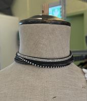 Choker aus natürlichem Wildleder, geschmückt mit funkelnden