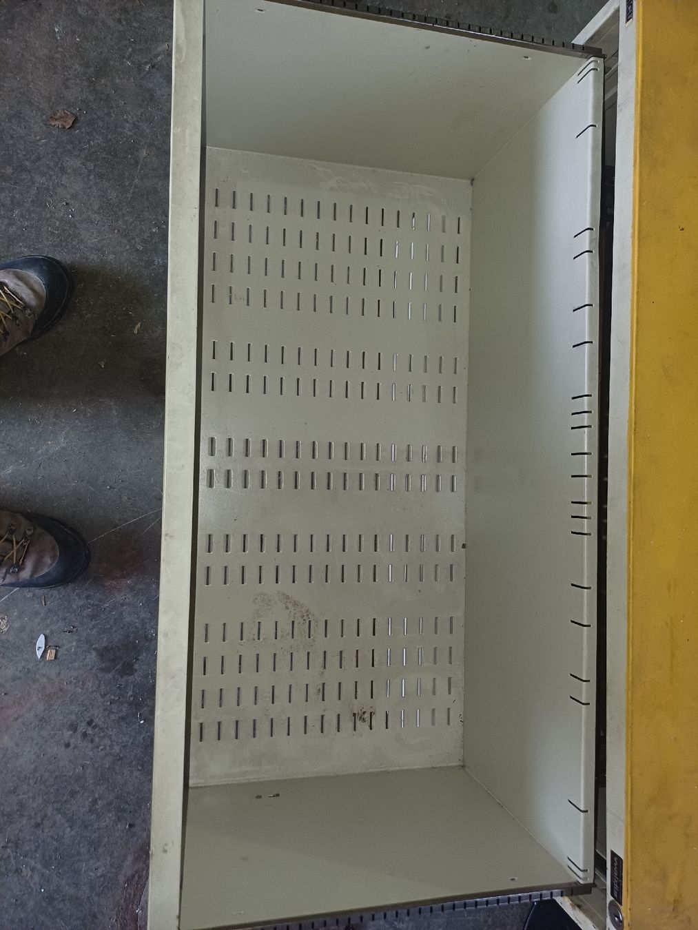 Armadi: Kleiner BIGLA Blechschrank  – Difettoso da Wangenried venduto da Recycler94 3