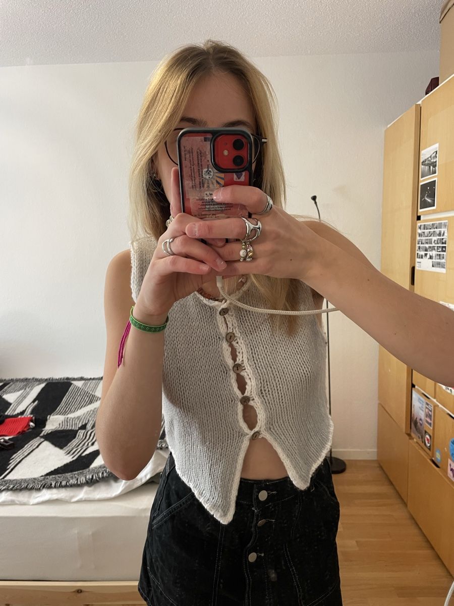 Urban Outfitters Gilet & Giacche senza maniche: Lightweight Knit Vest ✨ – Usato da Zürich venduto da jul_92ld 3