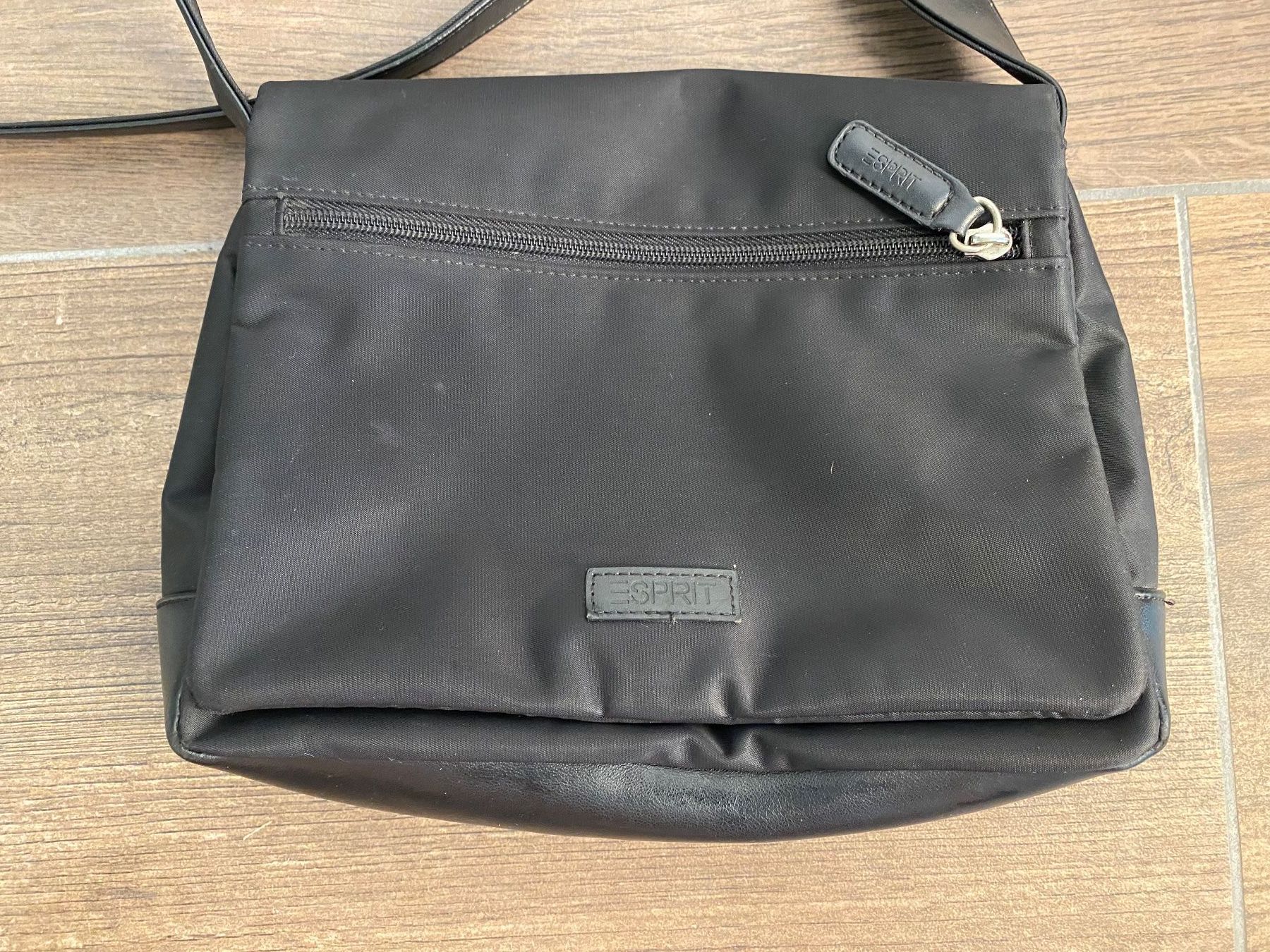 Esprit Borse da donna: Esprit Umhängetasche schwarz – Usato da Pratteln venduto da a23_j2gs 2