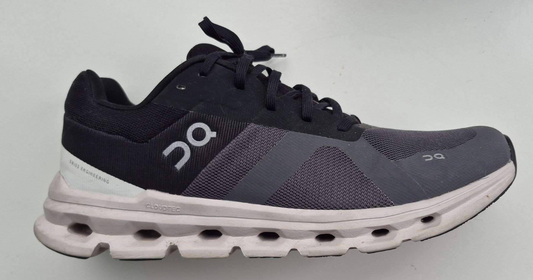 On Chaussures hommes: On Cloudrunner Wide Grösse 44 fast neu – D'occasion à Aesch BL par Sarotti