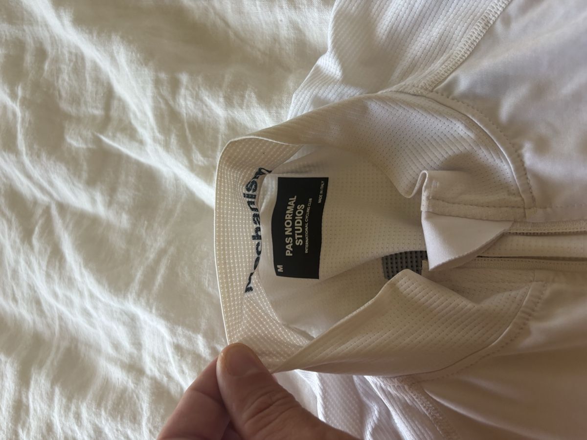 Pas Normal Studios Leibchen & Hosen: Pas Normal Studios Jersey weiss M – Gebraucht aus Bern von sam_c78d