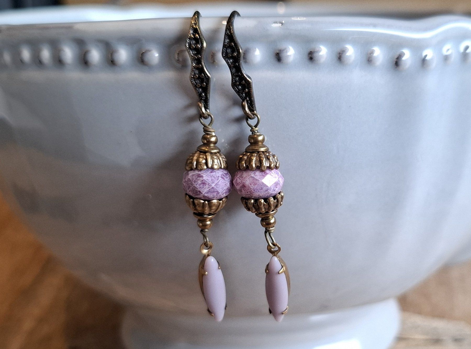 Orecchini pendenti & Orecchini a lobo: SARA - Messingohrring - lila – Nuovo e nell'imballaggio originale da Mühlethal venduto da nicita-modeschmuck 1
