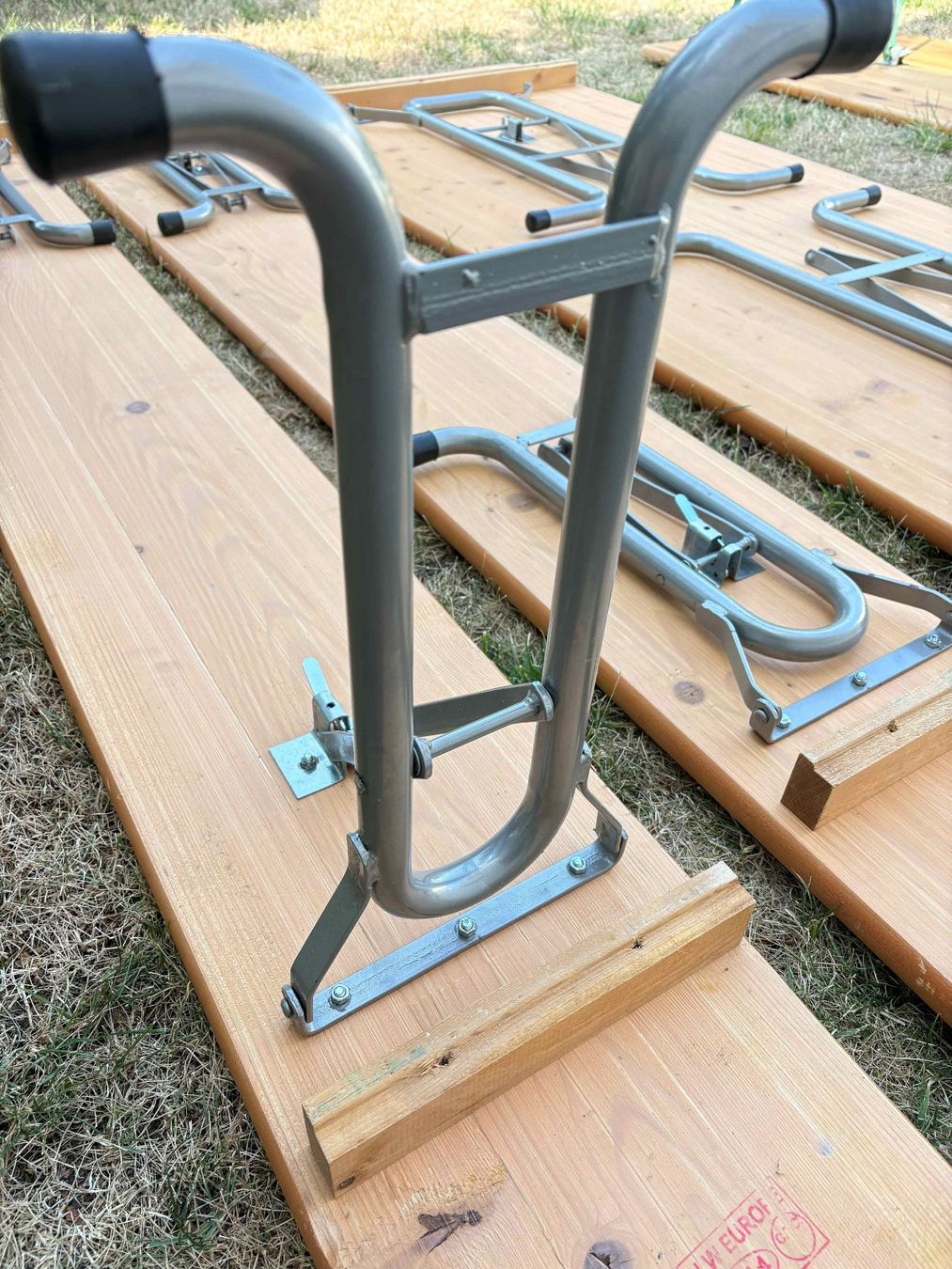 Set de table et chaises: Festbankgarnitur, Holz , mit Rohrgestell – D'occasion à Olten par Daddy54 5