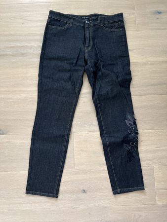 Marc Cain Jeans, Gr. N5, dunkelblau mit Blumenapplikation
