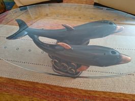 Salontisch mit Delfin-Motiv in Bronze und Glasplatte .