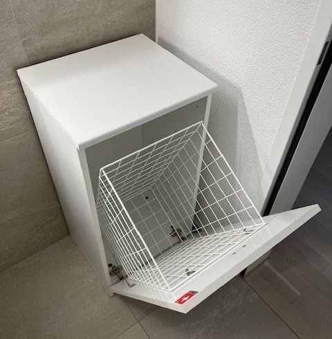 Mobili per bagno: Bläuer Wäschekorbmöbel 40x36x80,5 cm – Usato da Aarau venduto da Obdulia 1