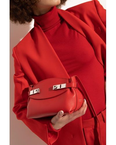 Salvatore Ferragamo Borse da donna: FERRAGAMO Hug small  textured-leather shoulder/clutch bag – Nuovo e nell'imballaggio originale da Frauenfeld venduto da Vanityroom 1
