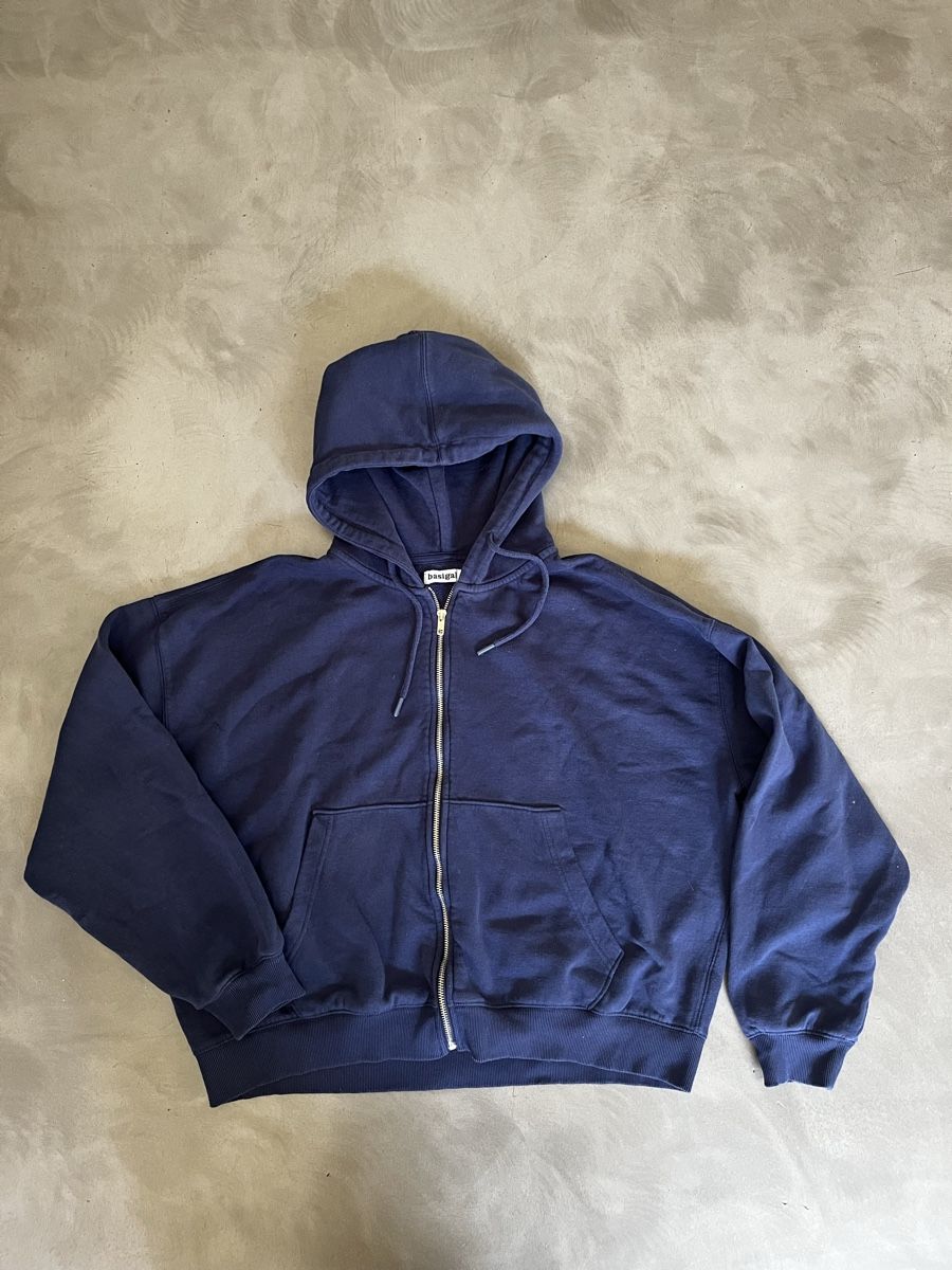 H&M Maglioni & Felpe: Veste zippée à capuche bleu marine – Usato da Le Landeron venduto da emm_q6yt