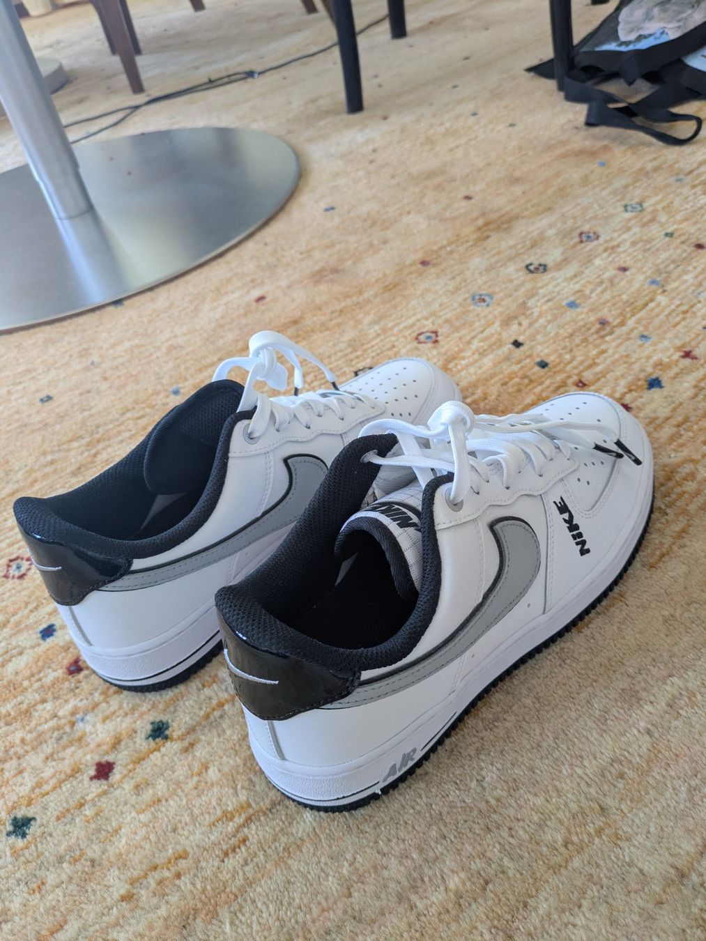 Nike Scarpe da uomo: Nike Air Force 1 Low '07 White Grey Black. 40.5 / US 7.5 – Nuovo (secondo la descrizione) da St. Gallen venduto da Jmelmuka 1