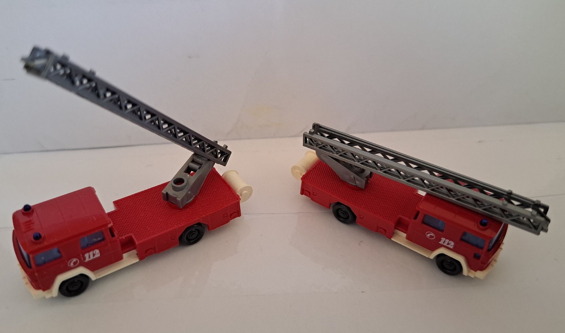 Modellini di ferrovie: 2x Feuerwehr Leiterwagen Spur N – Usato da Liestal venduto da Scrapmaus