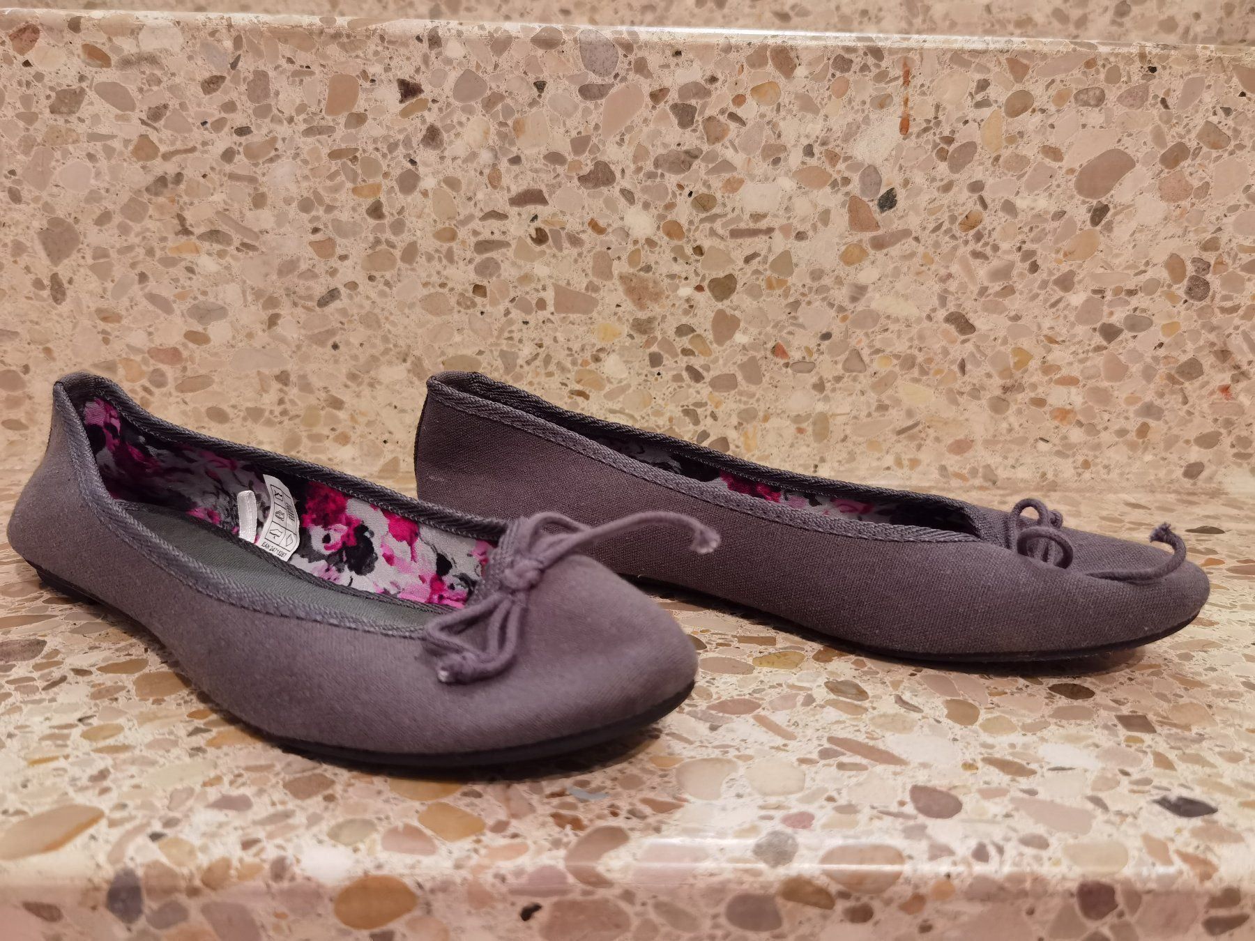 Scarpe da donna: Ballerinas aus Stoff grau Gr. 36 – Nuovo (secondo la descrizione) da Heinrichswil venduto da sabi2809 3