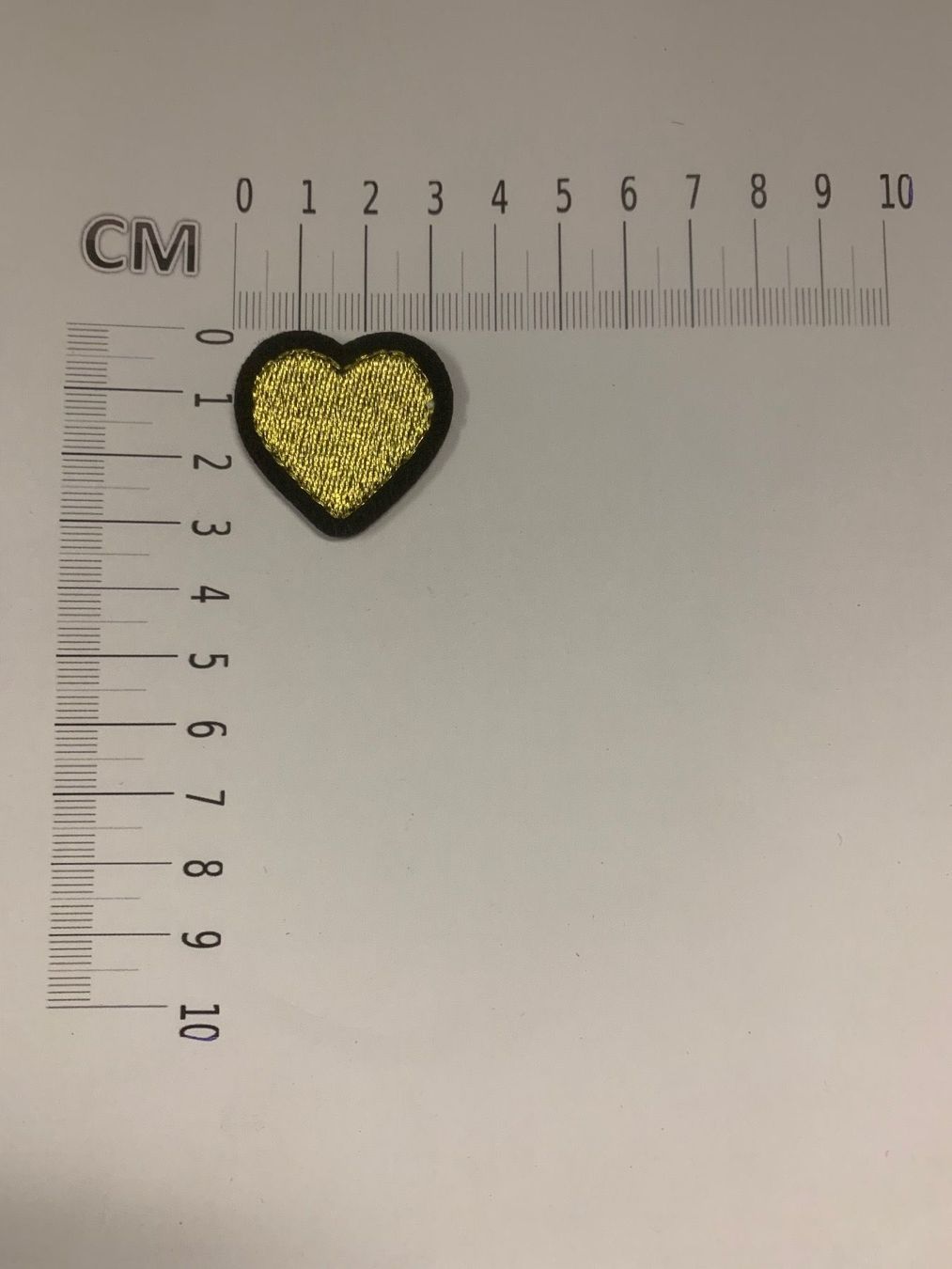 Toppe: Herz Gold Badge, Patch, Bügelbild – Nuovo e nell'imballaggio originale da Ostermundigen venduto da Mcone 1