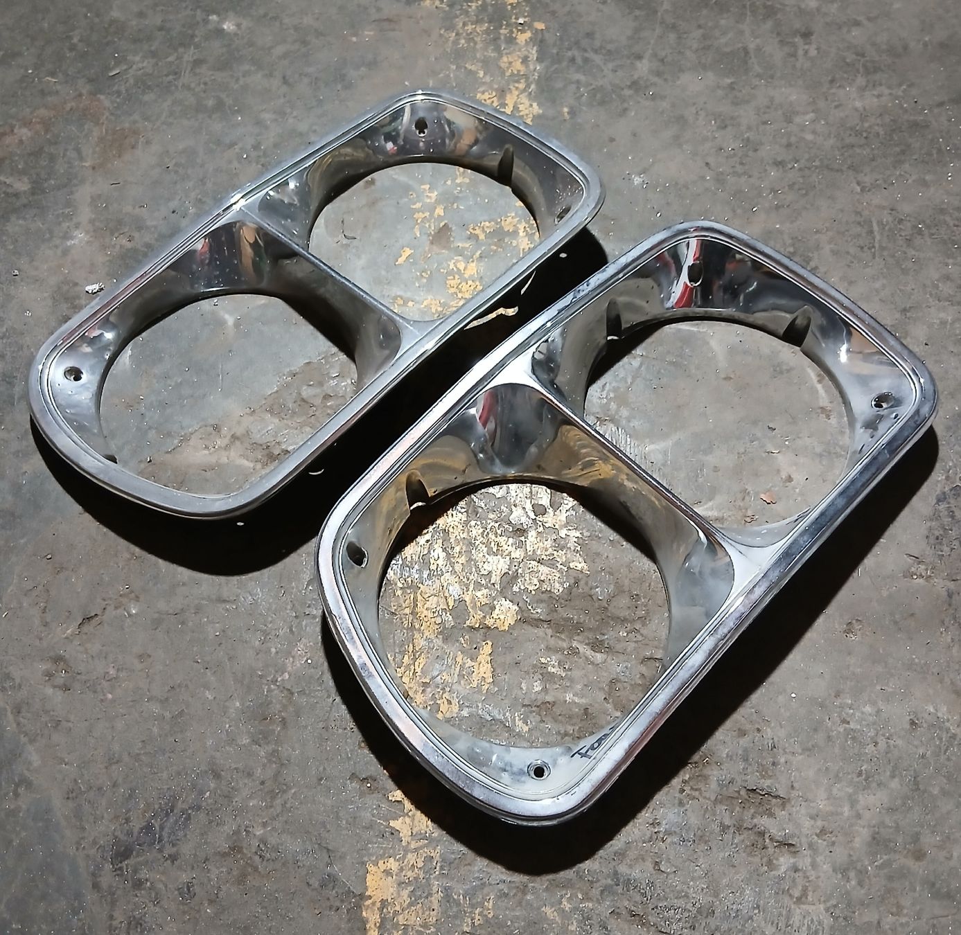 Ford Tutti pezzi di ricambio auto: Cercle de phare Ford Torino 73-74 – Usato da la heutte venduto da Auto-stock