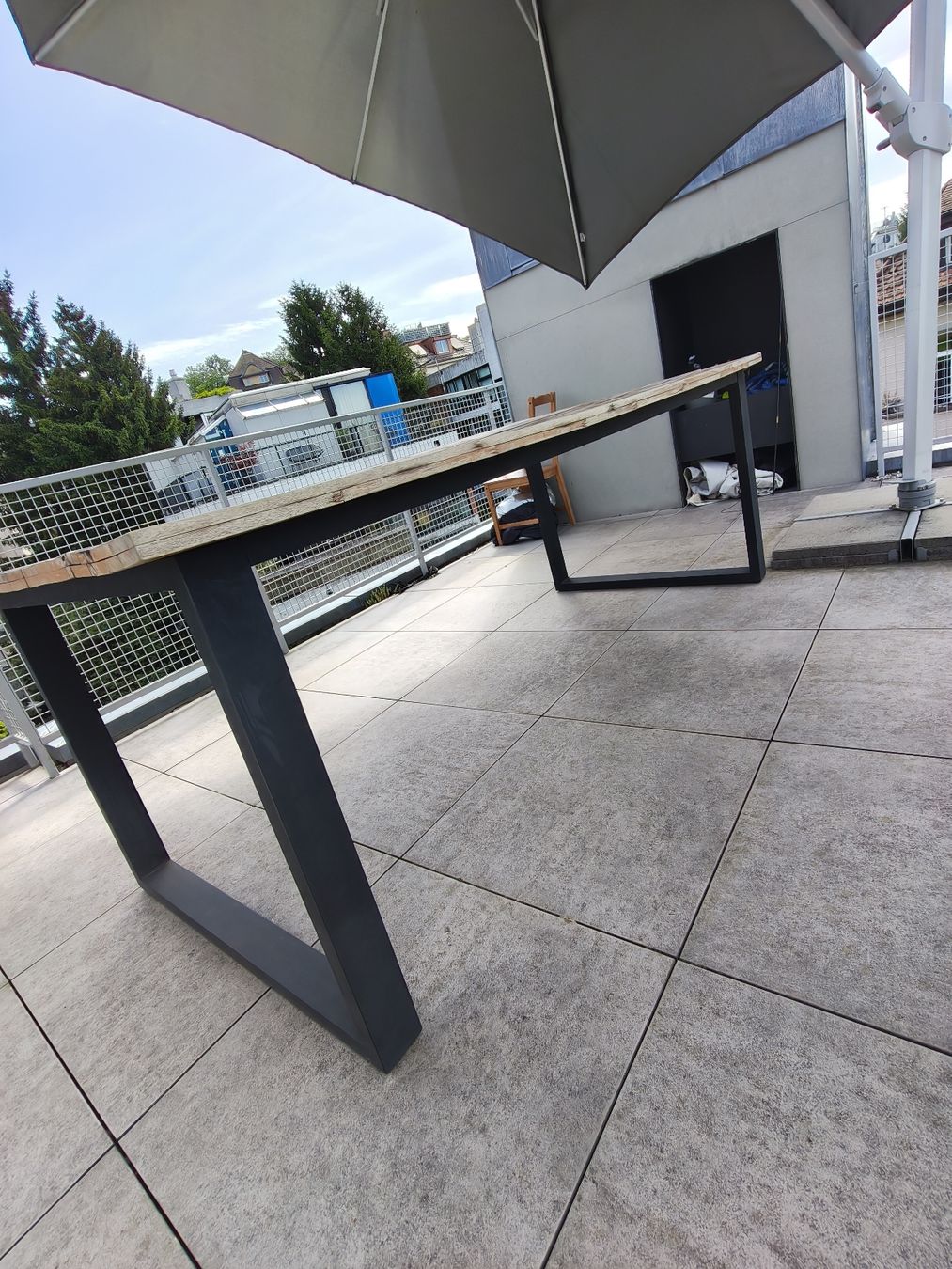 Tavoli: Outdoor Dining Table, Rustic Wood Top, Metal Legs – Usato da Zürich venduto da yul_7ccq 1
