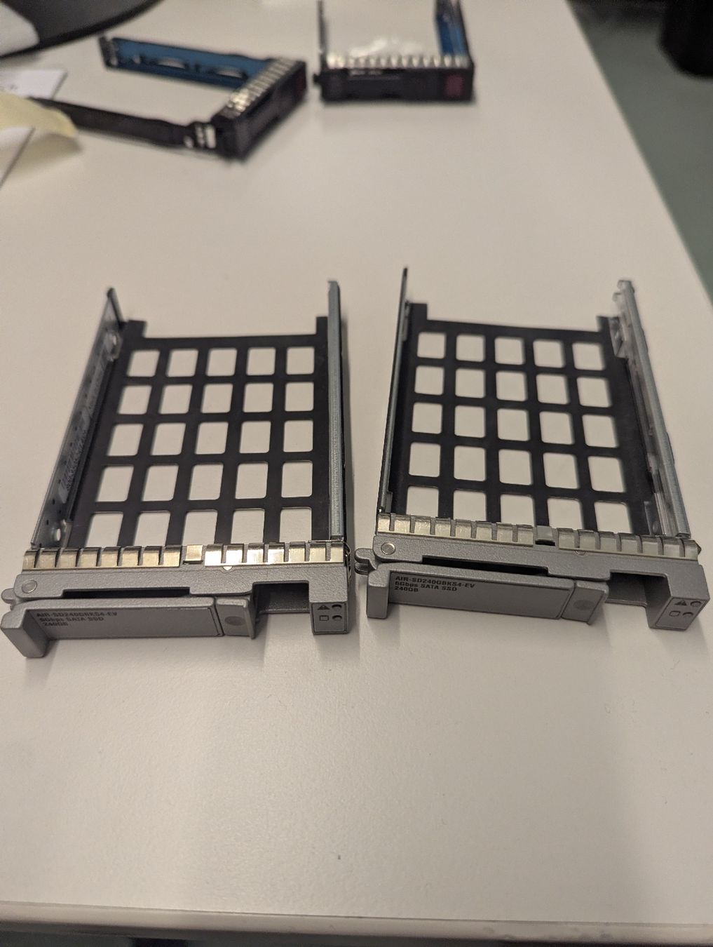 Server: 2* 2,5" Drive Cadddys – Usato da Birmenstorf AG venduto da rob_qd8w 1