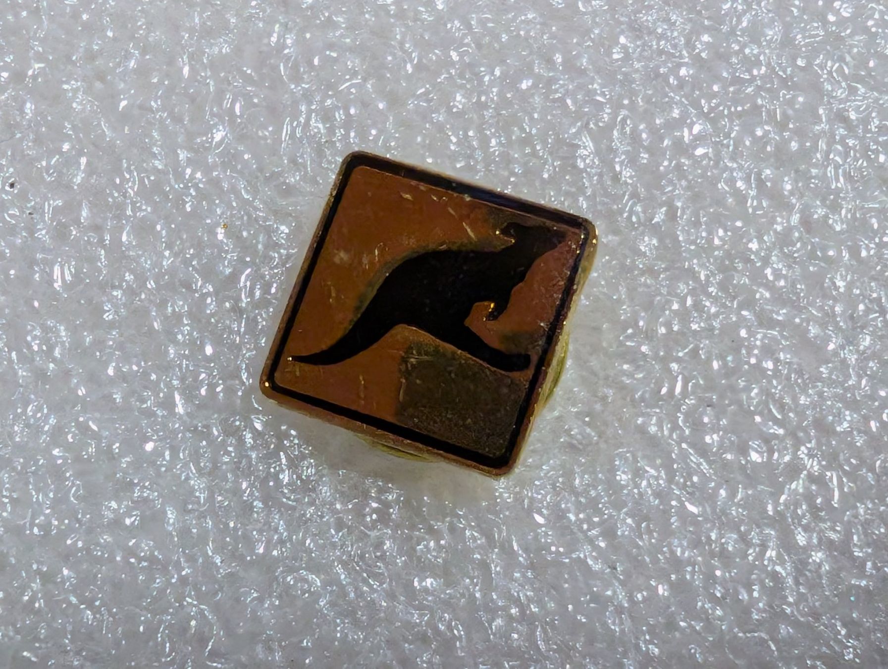 Plaketten & Abzeichen: Ansteckpin 245: Känguru – Gebraucht aus Oppligen von Pin-Fall-Shop