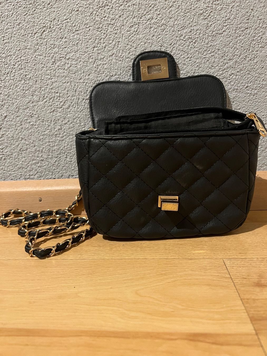 Borse da donna: Kleine schwarze Handtasche – Usato da Eiken venduto da Lera.24 1