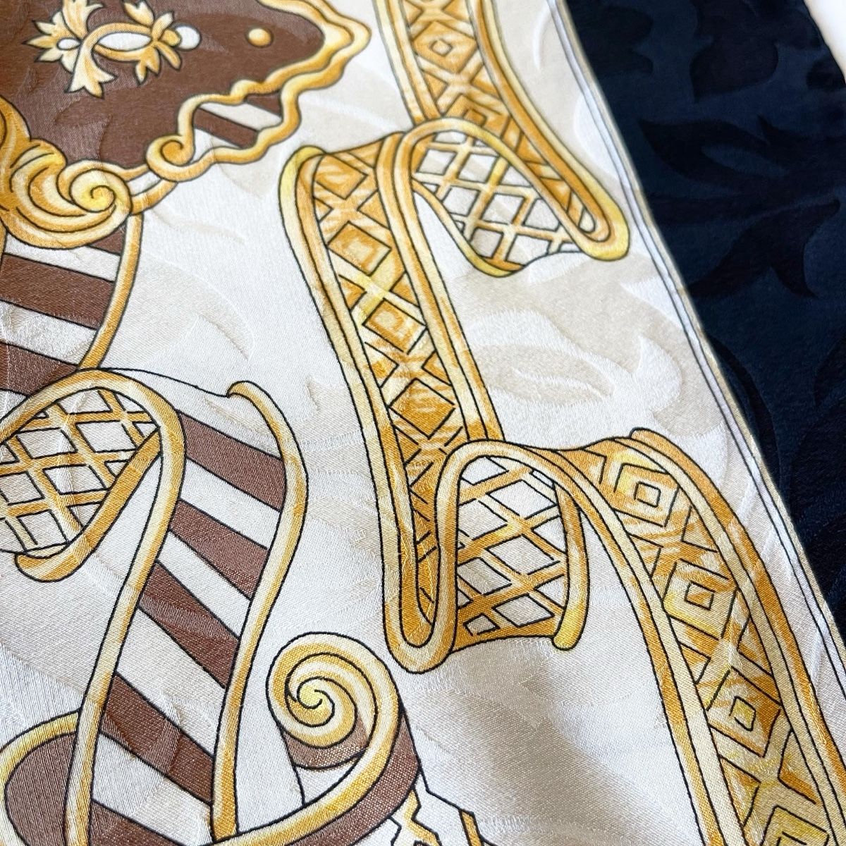 Valentino Foulards, Tücher & Schals: VALENTINO DROP Vintage Silk Scarf – Gebraucht aus Emmen von Avviivva_Com2023 3