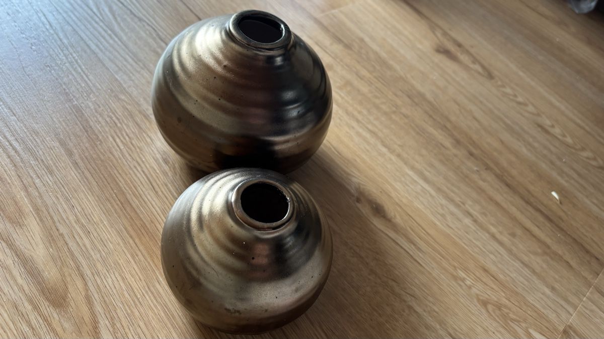 Vasi & Recipienti: Zwei Vasen, gold/bronzefarben – Usato da Roggwil BE venduto da R.. 4