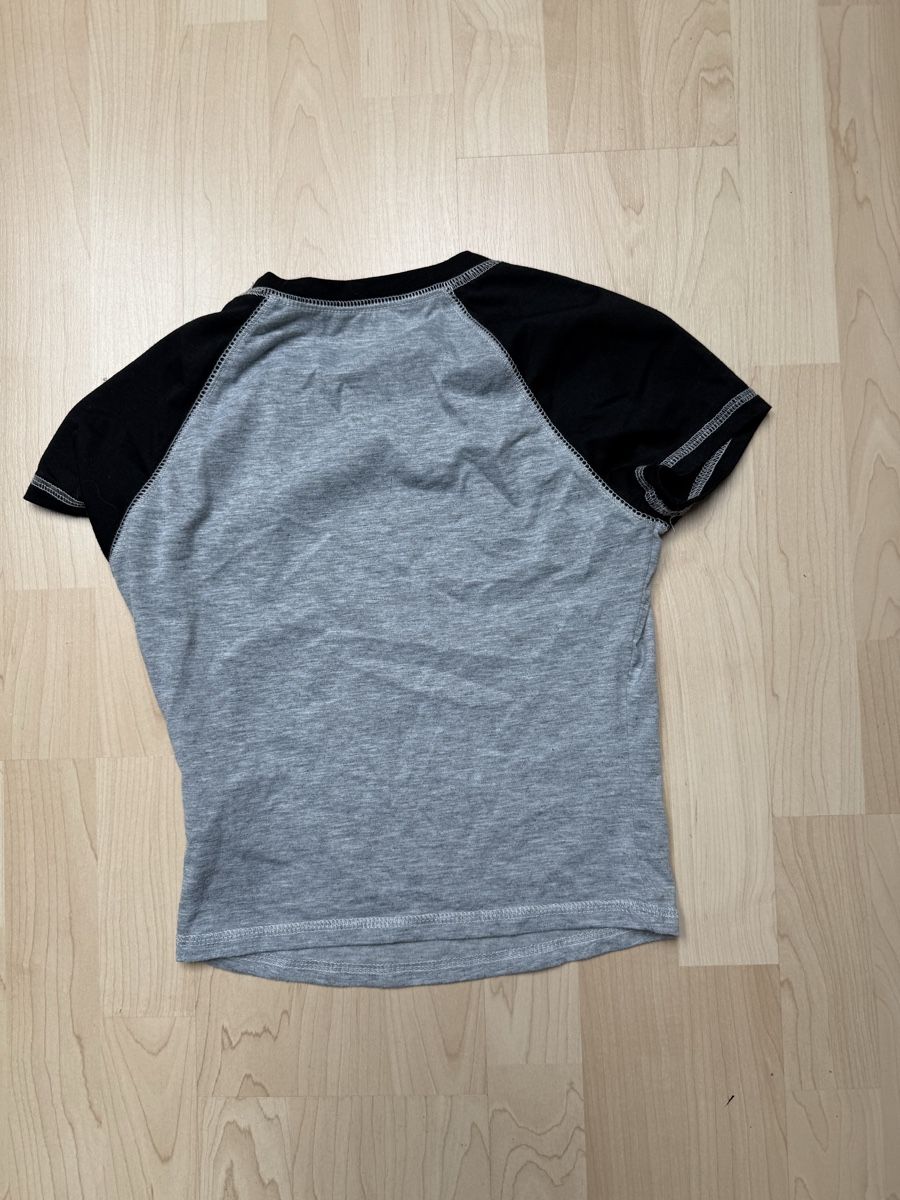 Top: Grey & Black Short Sleeve Top, Great Condition! – Usato da Urdorf venduto da rob_c5wf 1